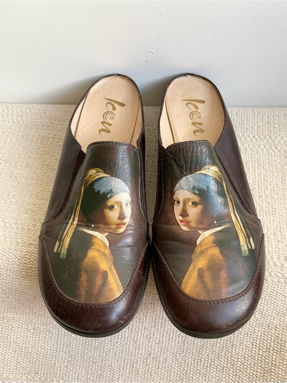 Icon Shoes Wearable Art ‘Girl With A Pearl Earring’ Clogs Mules Womens Size 9.5